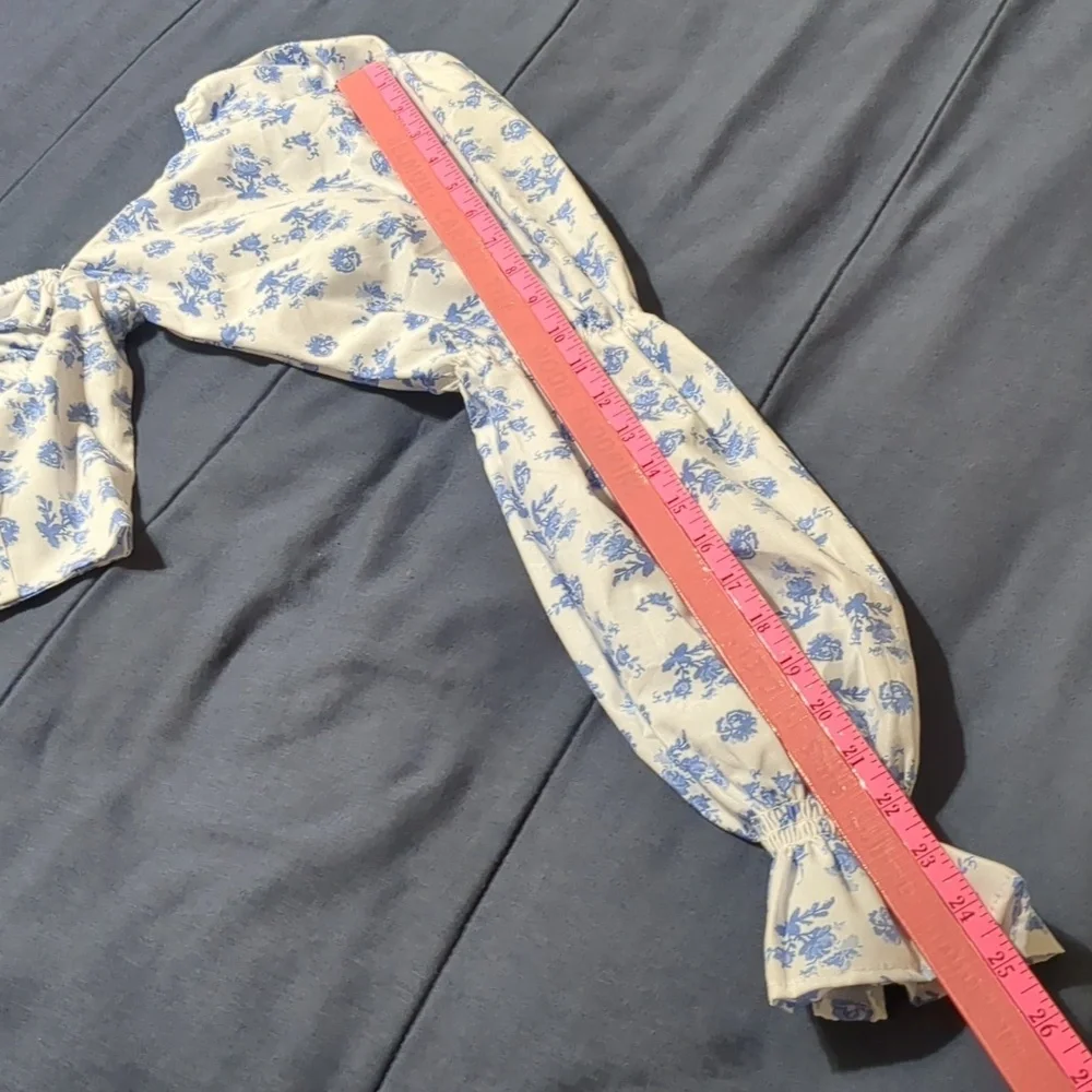 Goodnight Macaroon Floral White And Blue Long Sleeve Crop Top Size Small - Picture 12 of 14